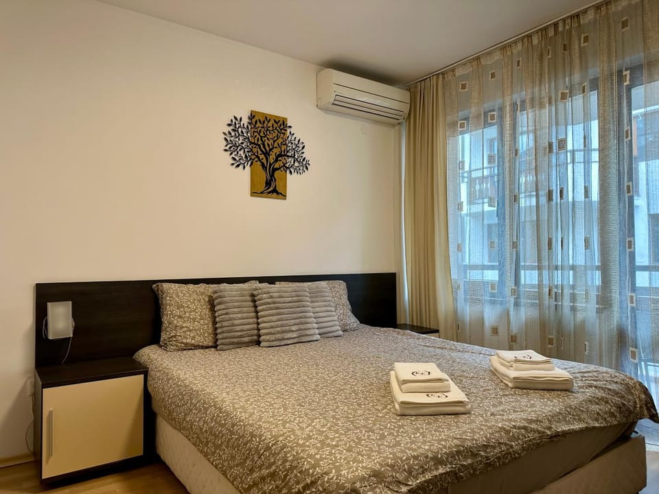 Bed, Photo of the whole room, Bedroom, air conditioner