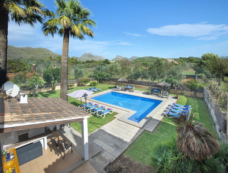 Natural landscape, Garden, Garden, View (from property/room), Mountain view, Swimming pool, sunbed