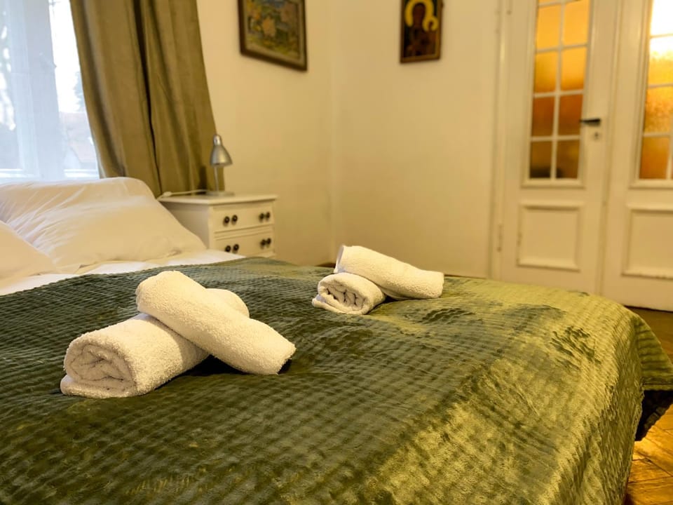 Bed, Photo of the whole room, Bedroom, towels