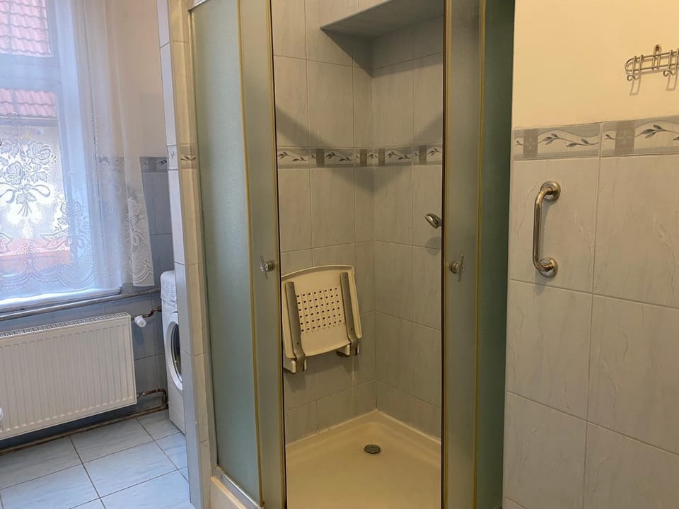 Shower, Bathroom, towels