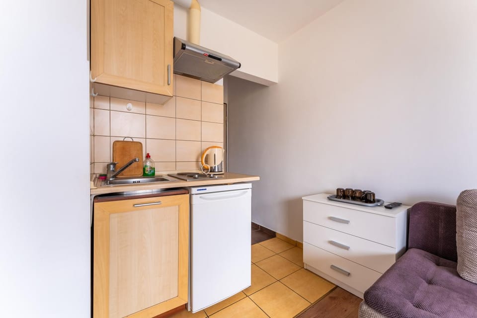 Kitchen or kitchenette, oven