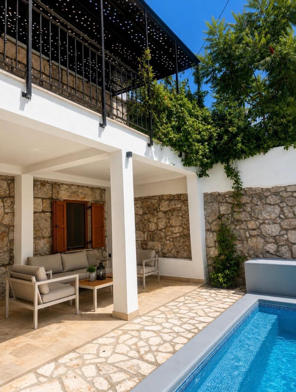 Property building, Swimming pool, sunbed