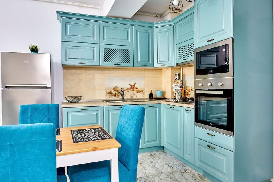 Coffee/tea facilities, Kitchen or kitchenette, Dining area, oven, stove