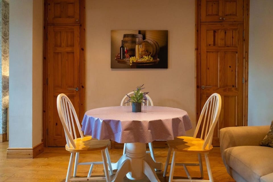 Isle of Erne Escape - Lakeside & Town Location House in Enniskillen