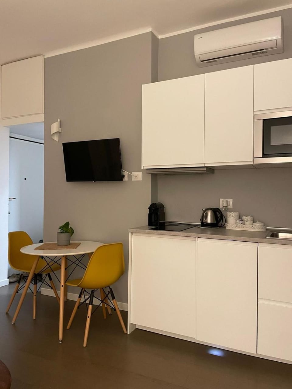 TV and multimedia, Coffee/tea facilities, Kitchen or kitchenette, Dining area, oven, stove