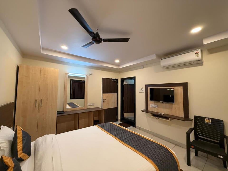 Bed, TV and multimedia, Photo of the whole room, Bedroom, wardrobe, air conditioner