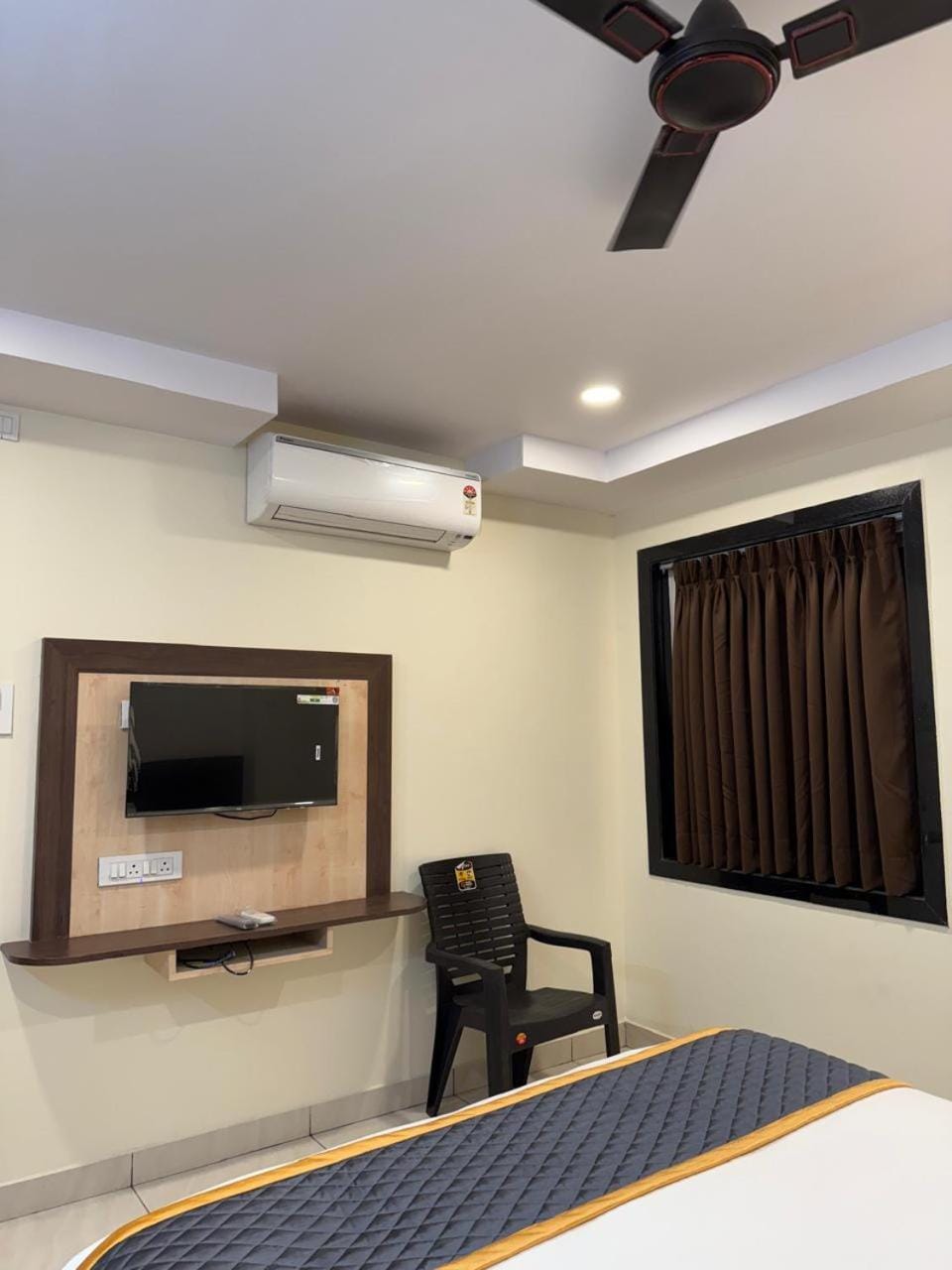 Bed, TV and multimedia, Photo of the whole room, Bedroom, air conditioner