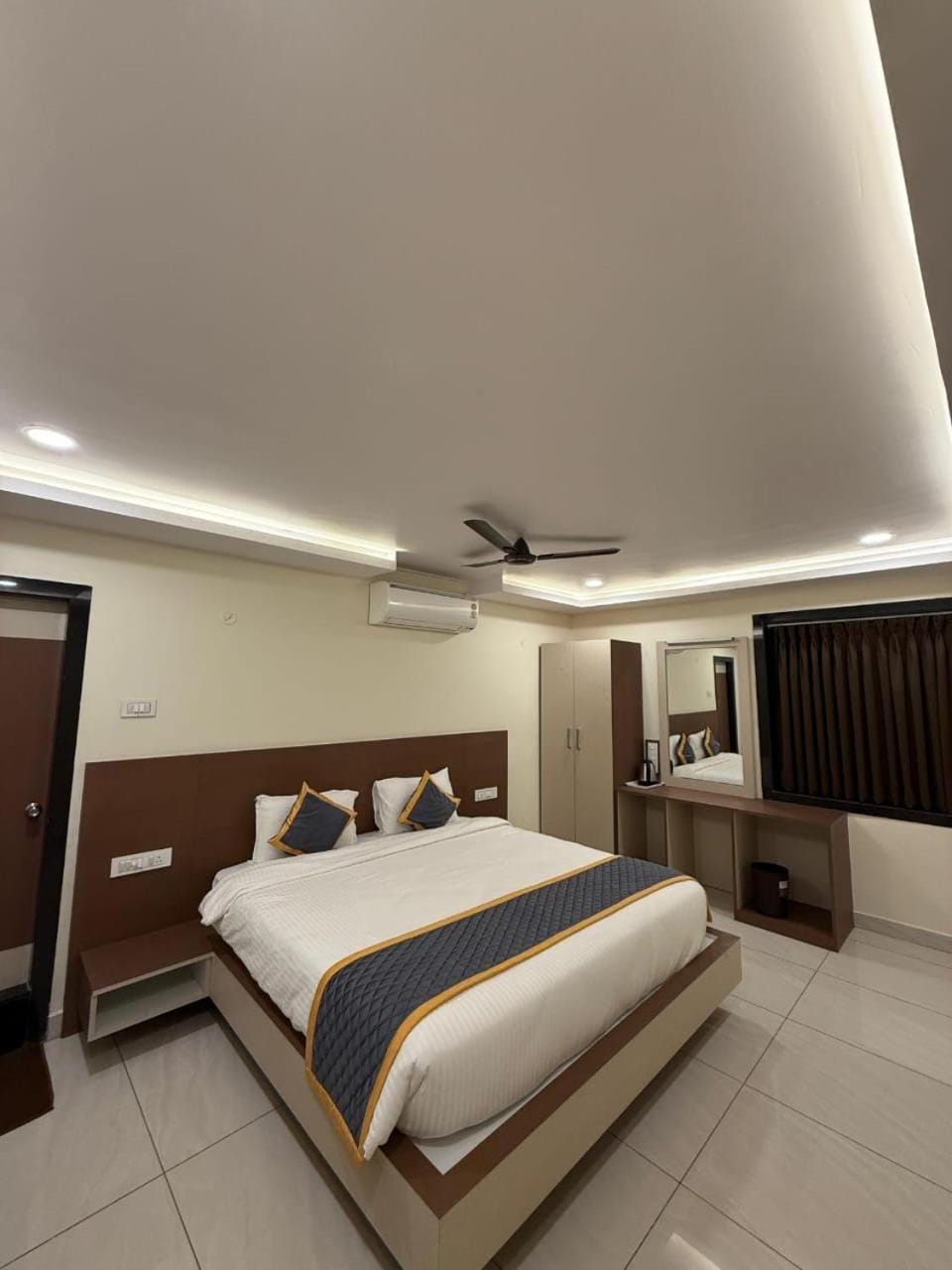 Bed, TV and multimedia, Photo of the whole room, Bedroom, air conditioner
