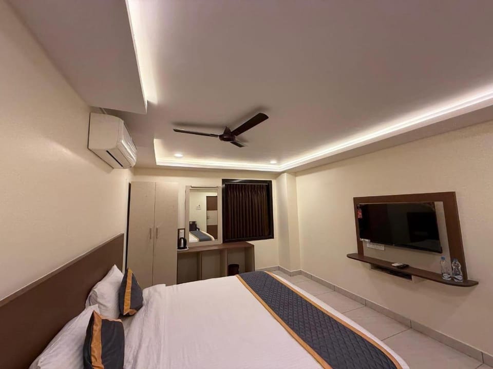 Bed, TV and multimedia, Photo of the whole room, Bedroom, air conditioner