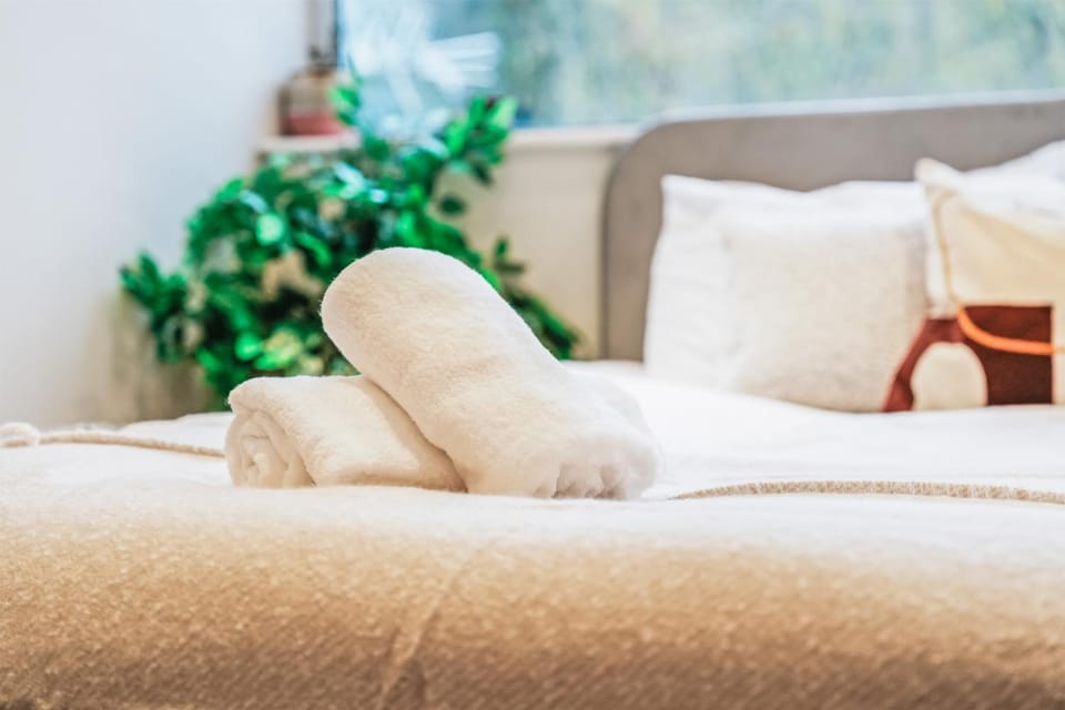 Bed, Bedroom, towels