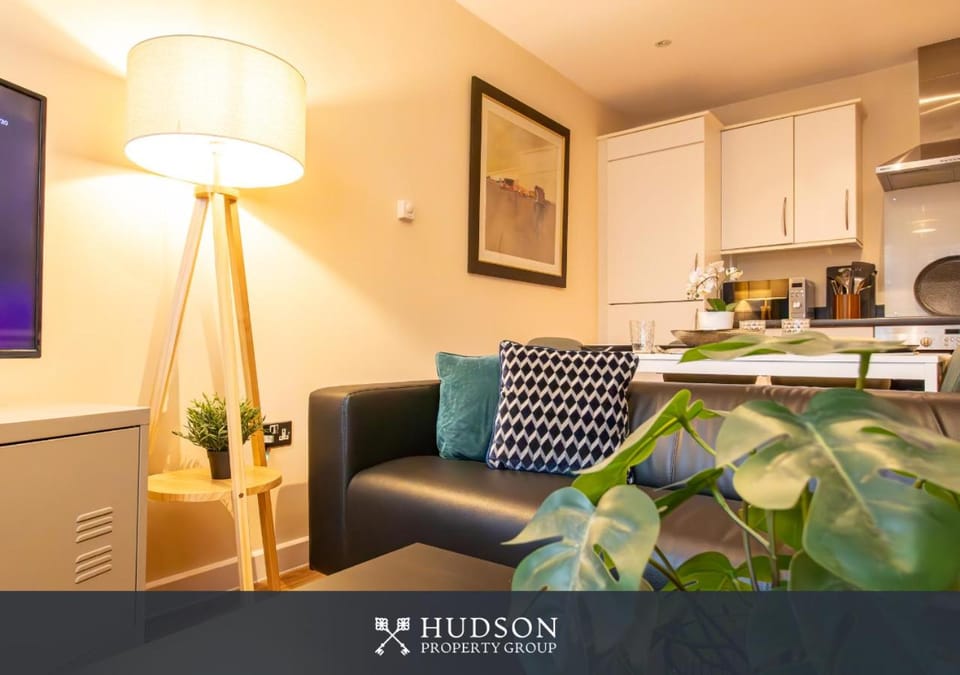 Central Three Bed Townhouse with Parking Apartment in Telford