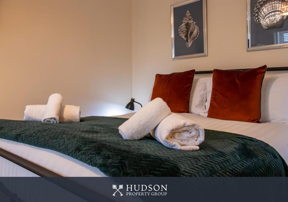 Central Three Bed Townhouse with Parking Apartment in Telford