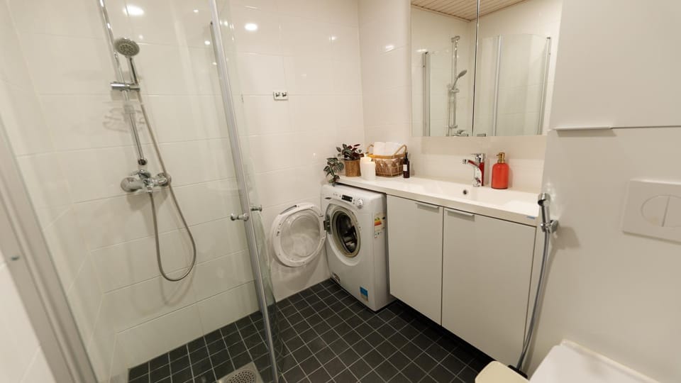 Shower, Toilet, Bathroom, towels, washing machine