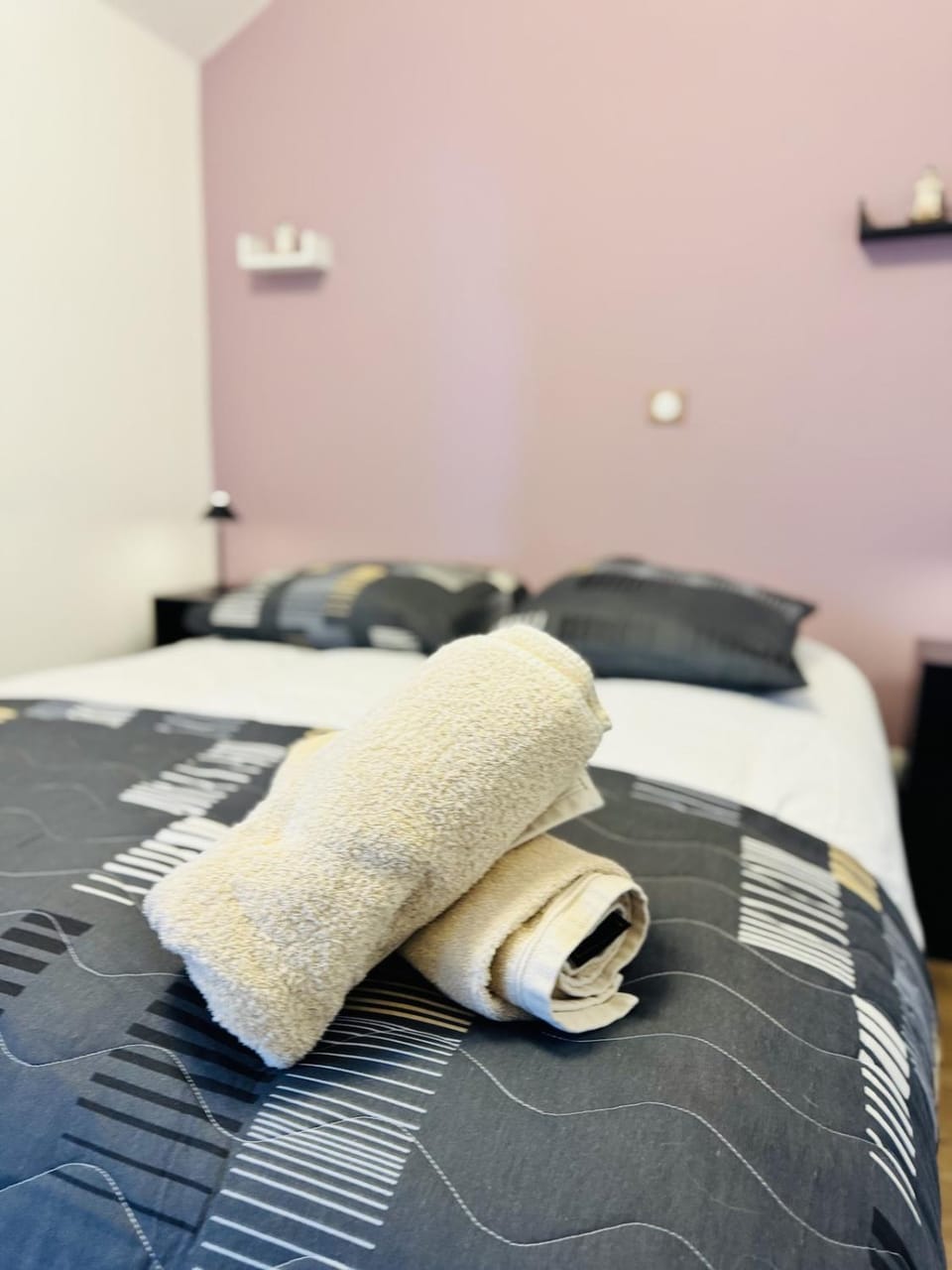 Bed, Bedroom, towels
