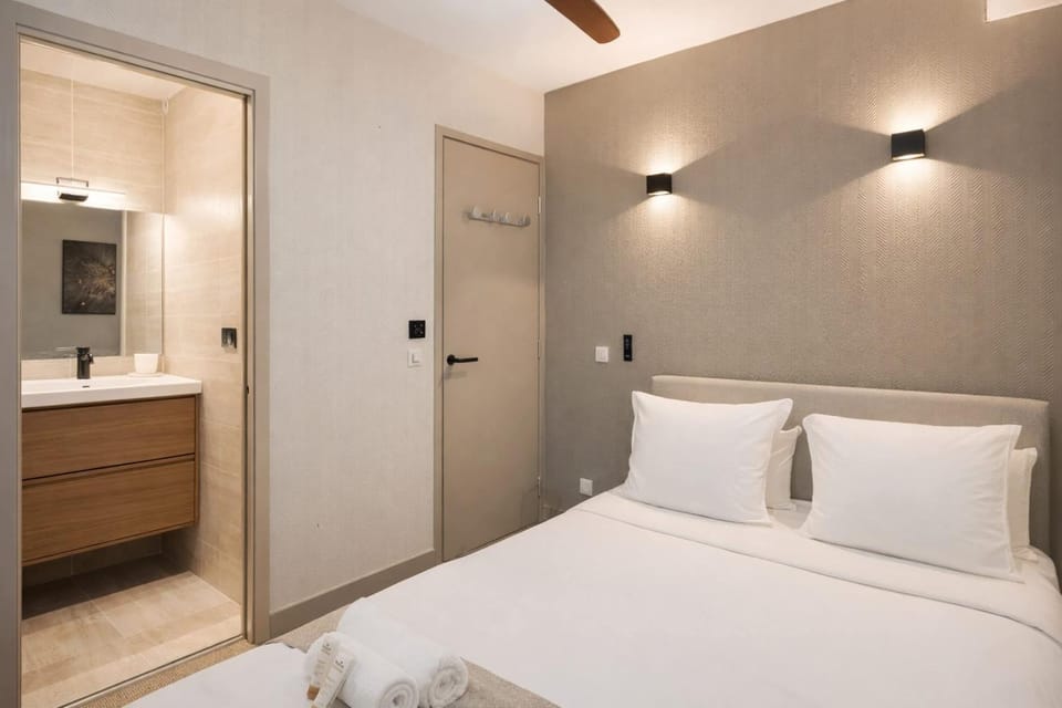 Bed, Bathroom, TV and multimedia, Photo of the whole room, Bedroom, towels, wardrobe