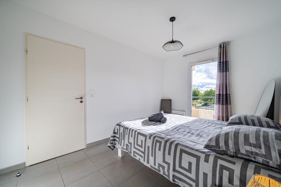 Bed, Photo of the whole room, Bedroom, towels, wardrobe