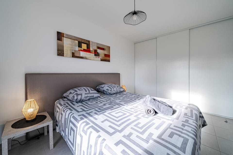 Bed, Photo of the whole room, Bedroom, towels