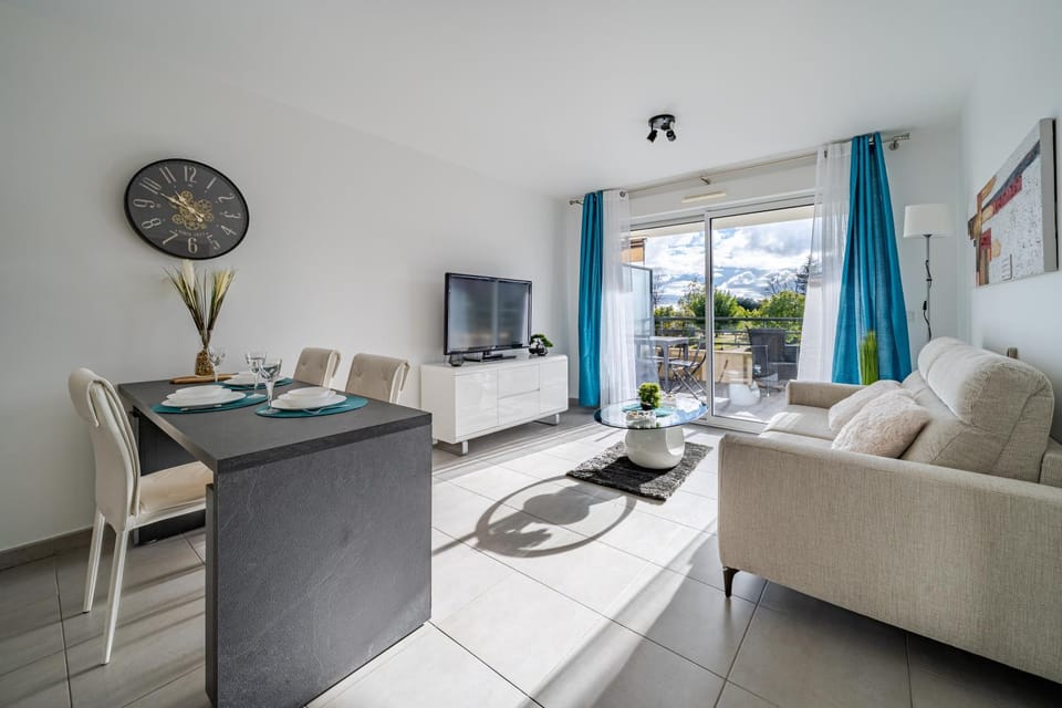 TV and multimedia, Living room, Seating area, Dining area