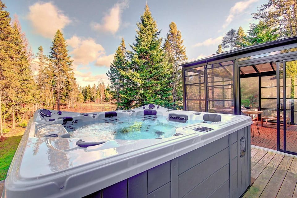 Spa - Waterfront - Le Nordika Chalet in Quebec