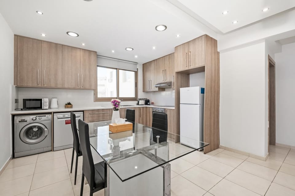 Kitchen or kitchenette, Dining area, dishwasher, oven, stove, toaster, washing machine