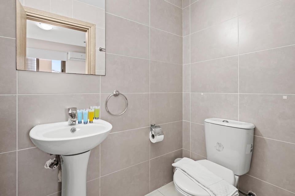 Shower, Toilet