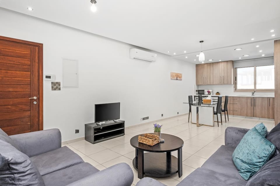 Communal lounge/ TV room, Kitchen or kitchenette, Living room, Seating area, Dining area, air conditioner