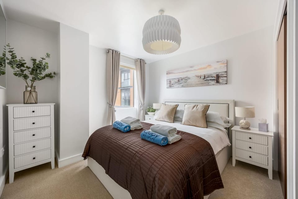 Bed, Bedroom, towels