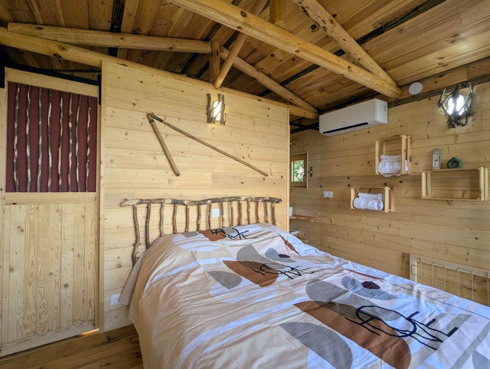 Bed, Photo of the whole room, Bedroom, air conditioner