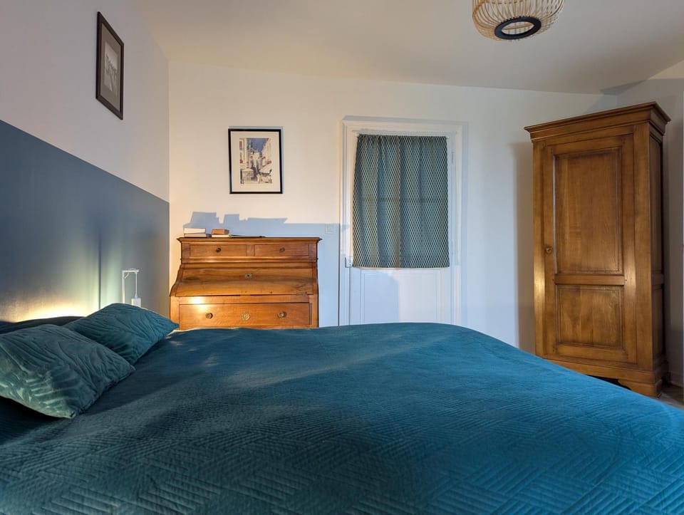 Bed, Photo of the whole room, Bedroom, wardrobe