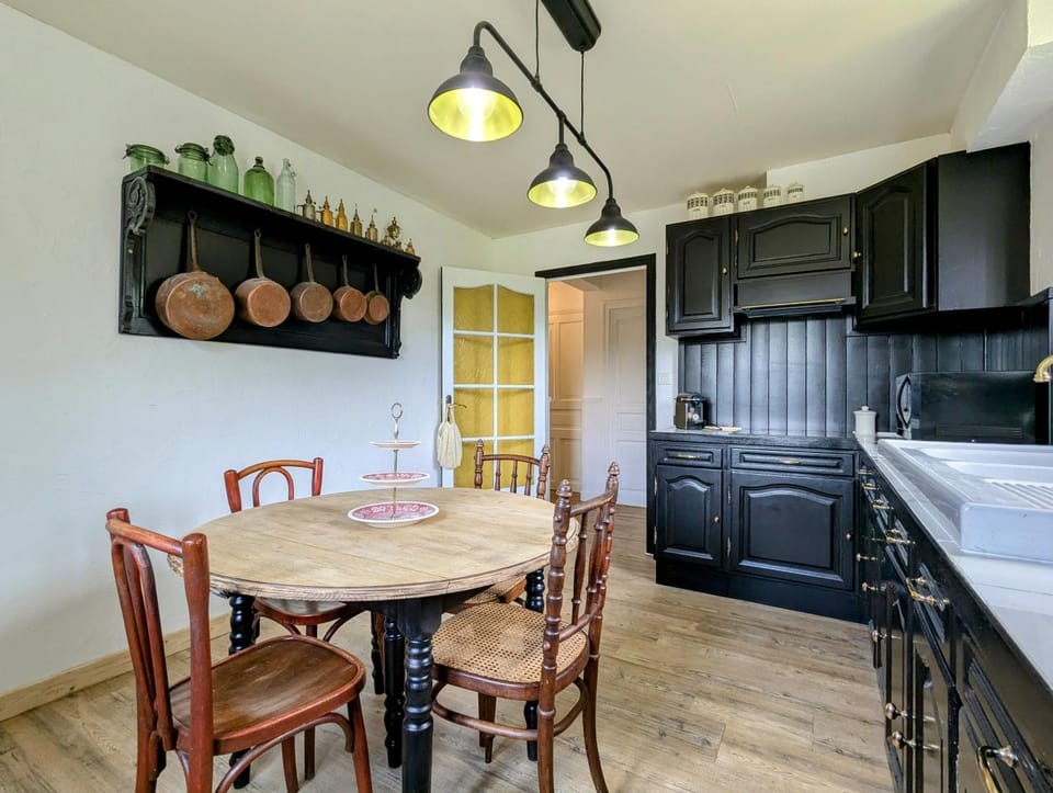 Kitchen or kitchenette, Dining area, stove