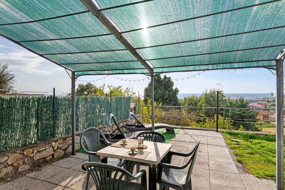 Property building, Balcony/Terrace, Living room