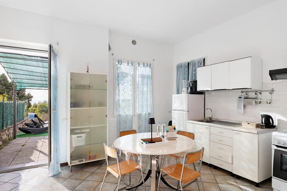 Property building, Kitchen or kitchenette, Living room