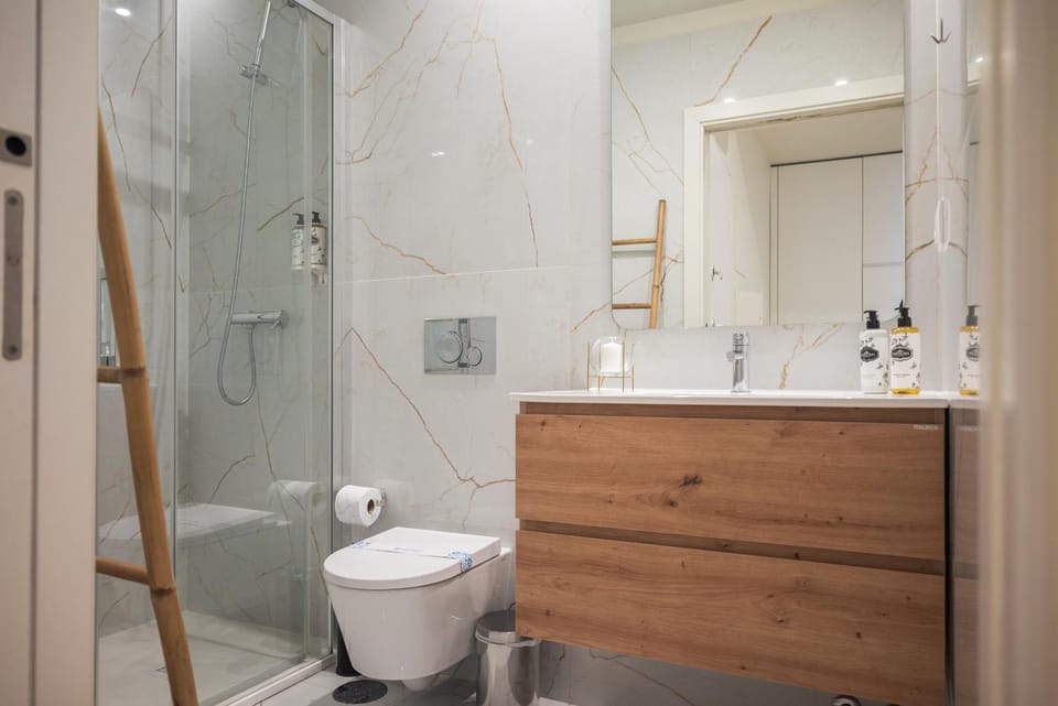 Luxury Style 1 with AC Downtown Porto near Metro Apartment in Porto