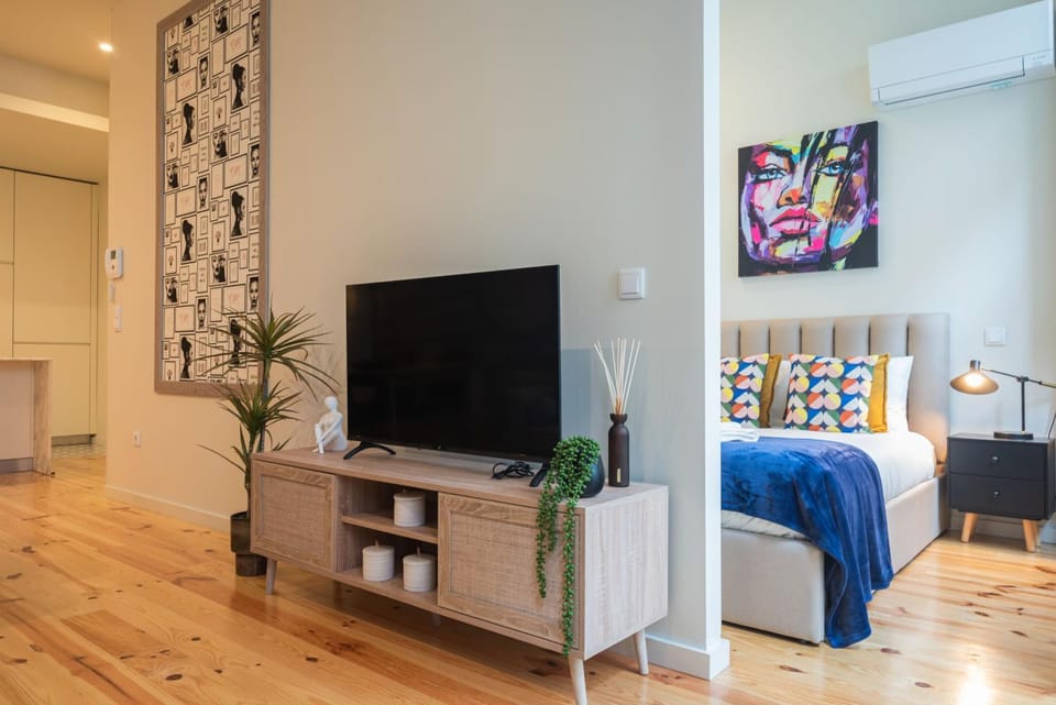 Luxury Style 1 with AC Downtown Porto near Metro Apartment in Porto