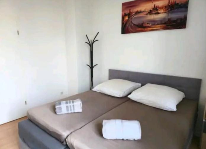 Comfortable room in a quiet apartment, exclusively for women Vacation rental in Dresden