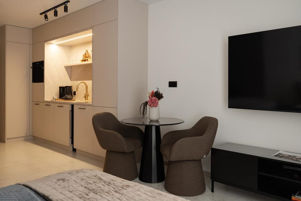 TV and multimedia, Kitchen or kitchenette, Seating area, Dining area
