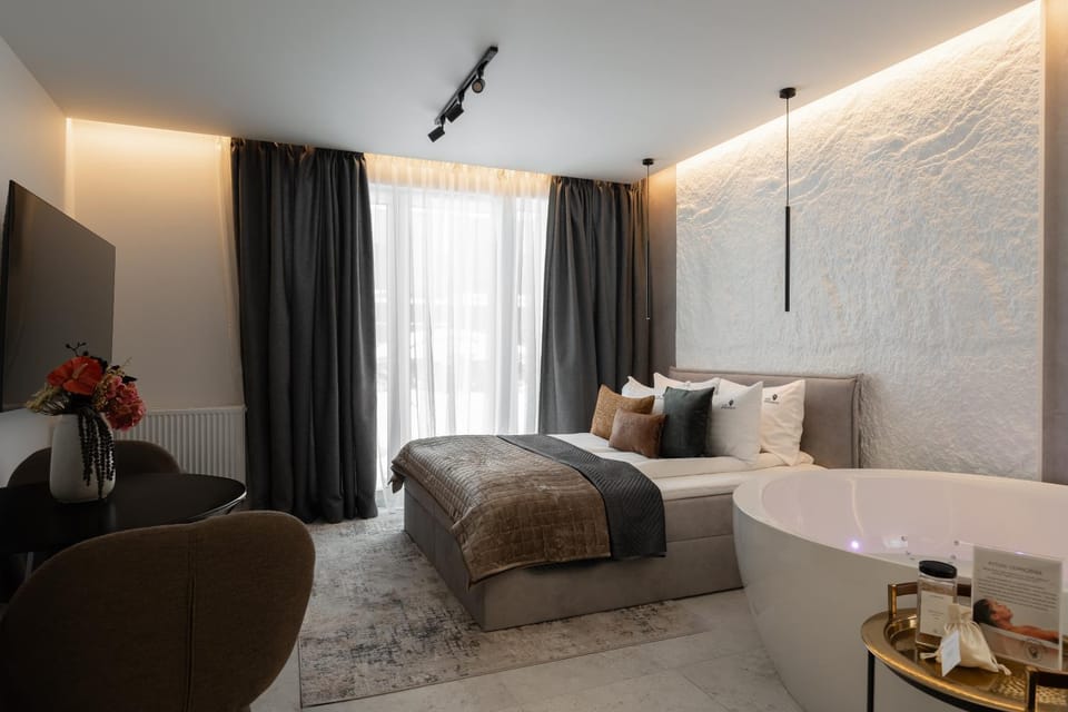 Bed, Hot Tub, Photo of the whole room, Seating area, Bedroom, Bath