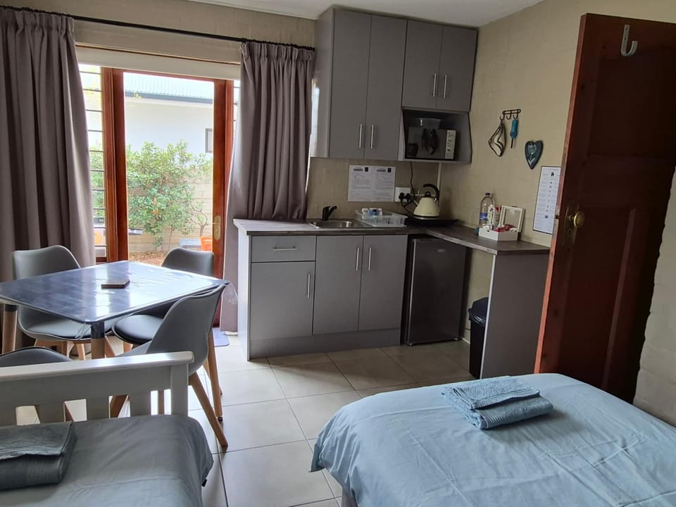 Kitchen or kitchenette, Living room, Seating area