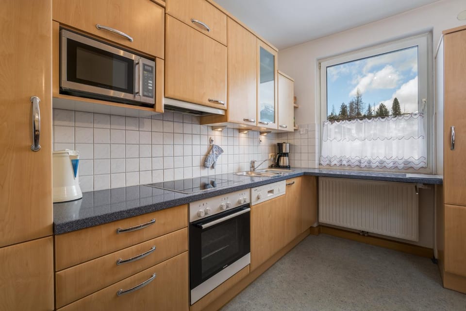 Kitchen or kitchenette, dishwasher, stove