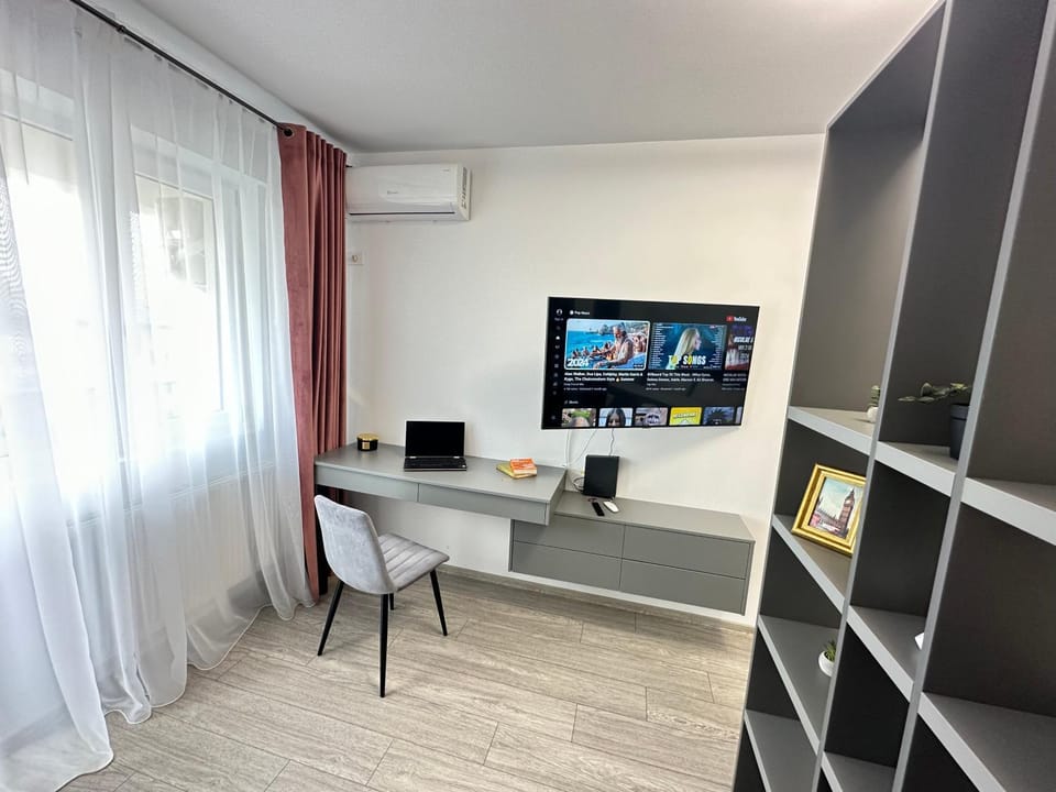 Communal lounge/ TV room, Library, TV and multimedia, Evening entertainment, hair dresser