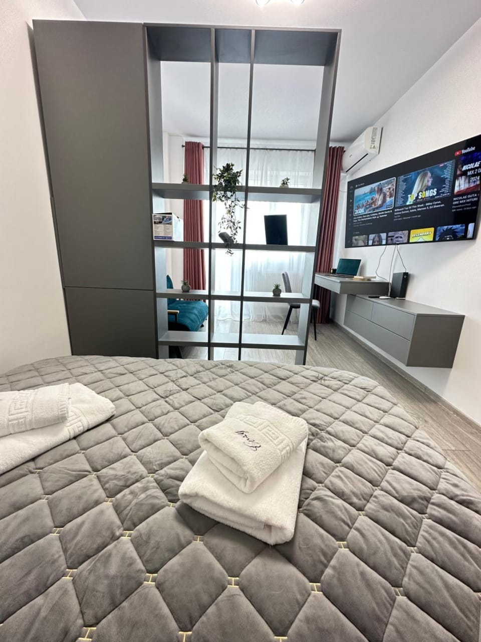Bed, TV and multimedia, Photo of the whole room, Bedroom, towels