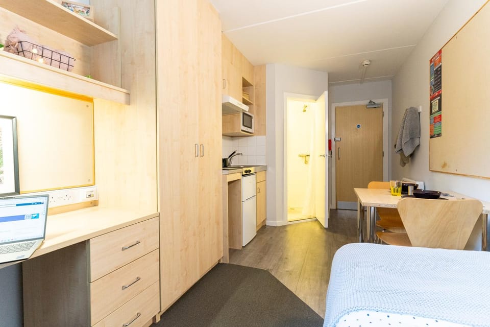 Bed, TV and multimedia, Bedroom