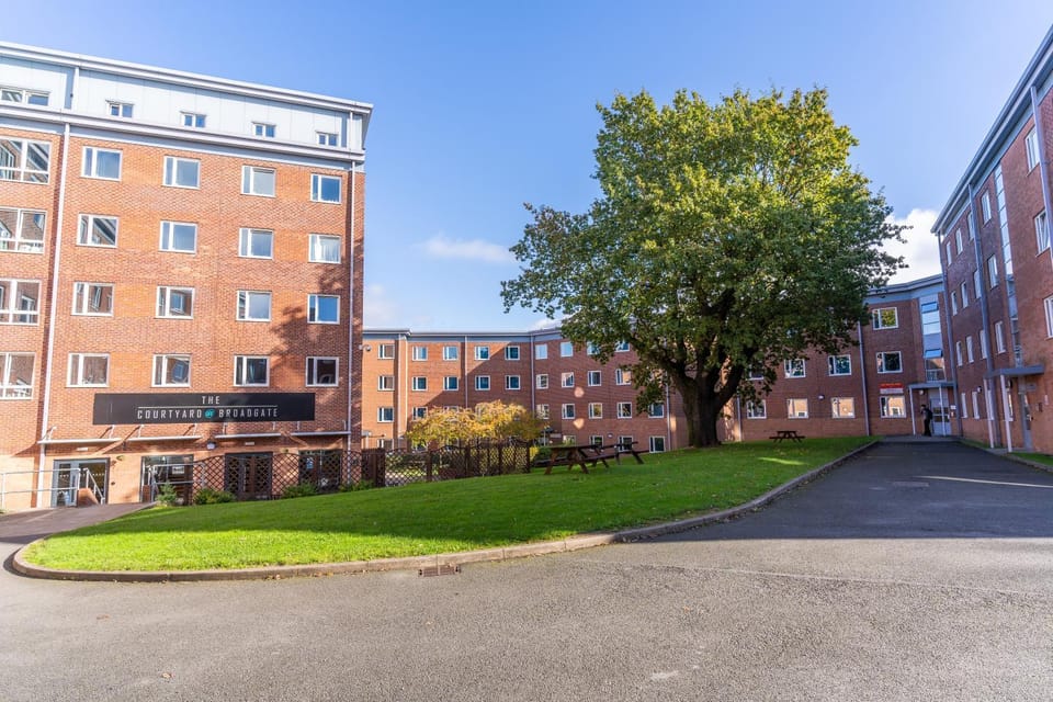 Property building, Neighbourhood, Location