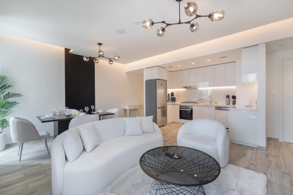 Free housekeeping visits during your stay - StayShort - Sophisticated 1BR in Business Bay - Near Burj Khalifa Apartment in Dubai