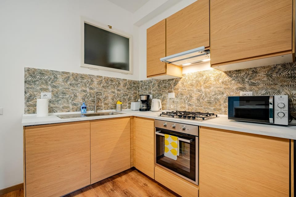 Coffee/tea facilities, Kitchen or kitchenette, Kitchen or kitchenette, dishwasher, oven, stove, toaster