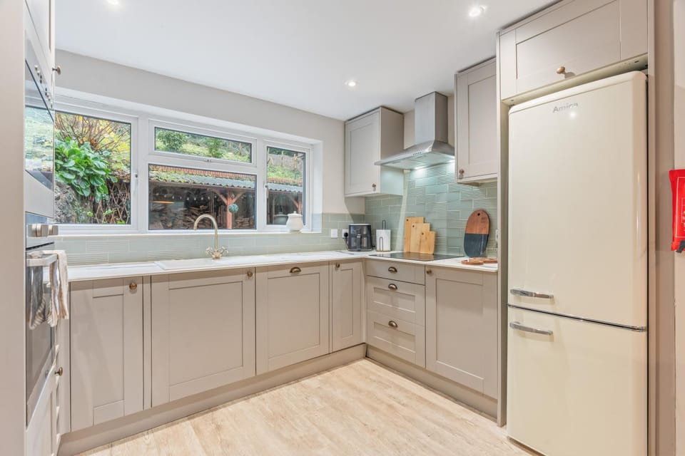 Spacious 4-Bed Cottage with Hot Tub&Parking House in Malvern Hills District
