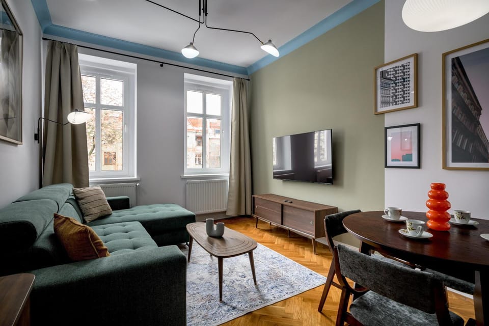 TV and multimedia, Living room, Decorative detail, Seating area