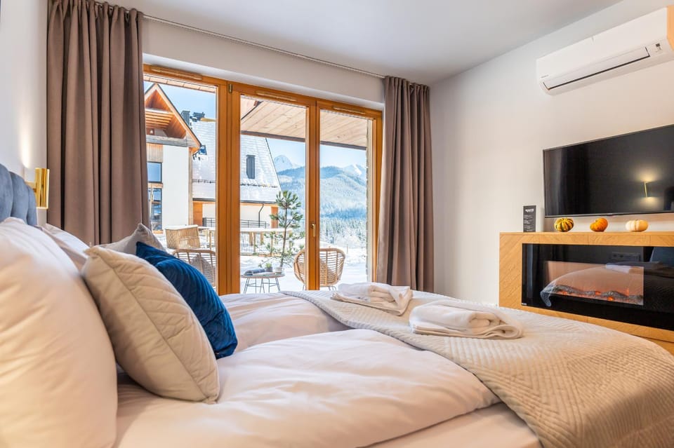 Bed, TV and multimedia, Bedroom, Mountain view