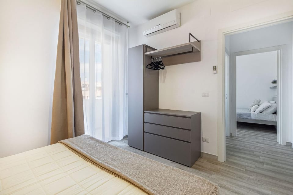 Photo of the whole room, Bedroom, wardrobe, air conditioner