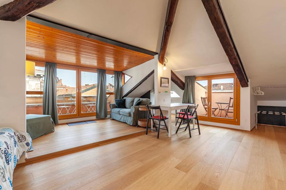 Kitchen or kitchenette, Seating area, Dining area